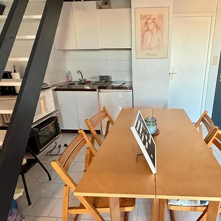 Family With Bedroom, Mezzanine, Sleeping & Parking Lägenhet *