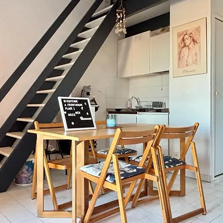 Family With Bedroom, Mezzanine, Sleeping & Parking Lägenhet *