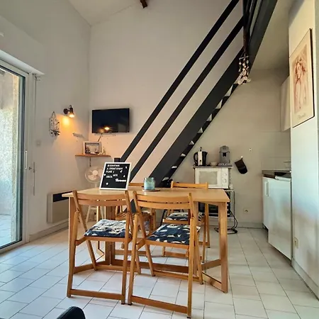 Family With Bedroom, Mezzanine, Sleeping & Parking Lägenhet *